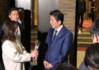 安倍总理接受记者采访