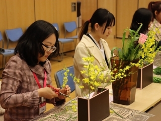 垂秀夫大使会见“第十五届中华全国日语演讲比赛”决赛获奖学生及相关人员(2021年3月29日)