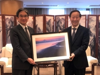 垂大使が王家瑞・中国宋慶齢基金会主席に着任表敬及び孫平化日本学学術奨励基金表彰式に出席(2021年4月1日)