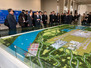 金杉大使访问湖北省:出席鄂州花湖机场内的国际物流中心开工仪式、与鄂州市市委书记会谈、考察永旺梦乐城、跨境电商实体店、日本湖北总商会的湖北代表处等(2024年3月24日)
