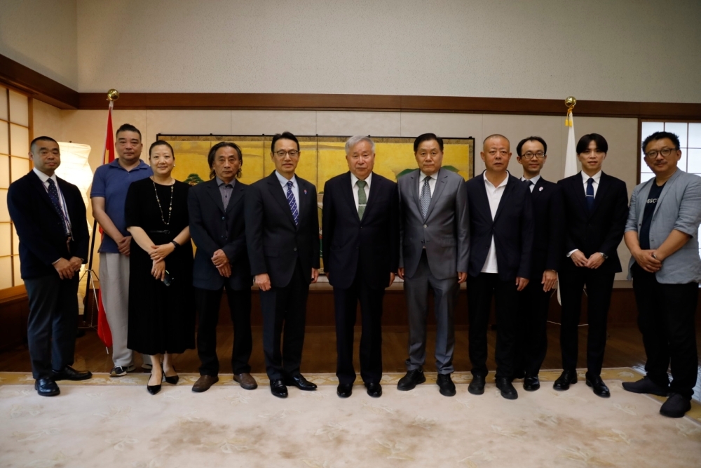 授予李可染画院院长李庚先生“在外公馆长表彰”(2025年5月30日)