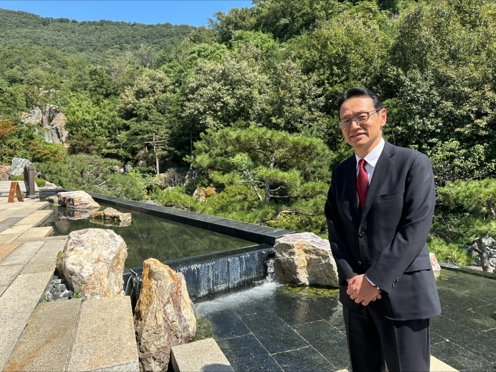 金杉大使考察由株式会社日建设计进行庭院景观设计的北京悉昙酒店