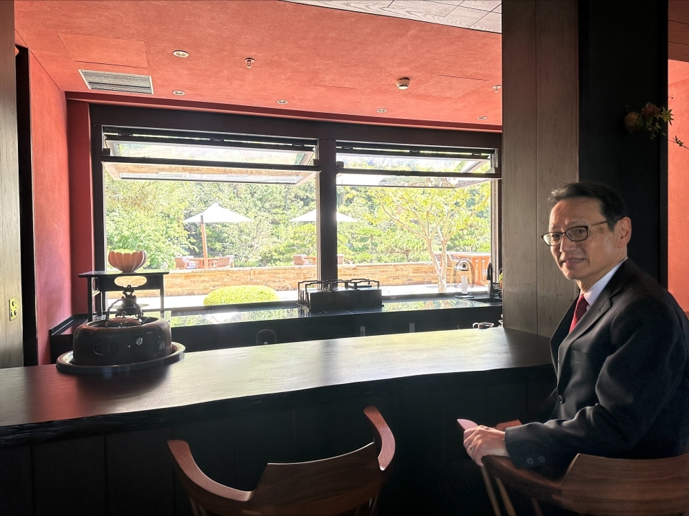 金杉大使考察由株式会社日建设计进行庭院景观设计的北京悉昙酒店
