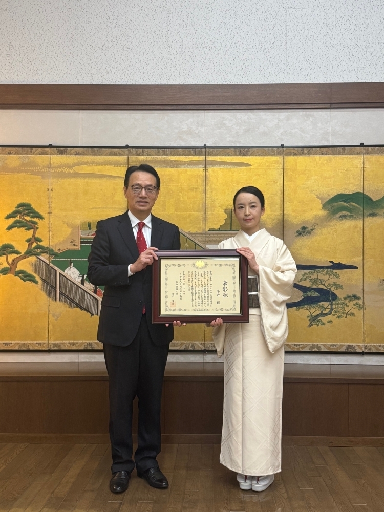 李丹・茶道裏千家淡交会北京同好会講師への在外公館長表彰(2025年10月28日)