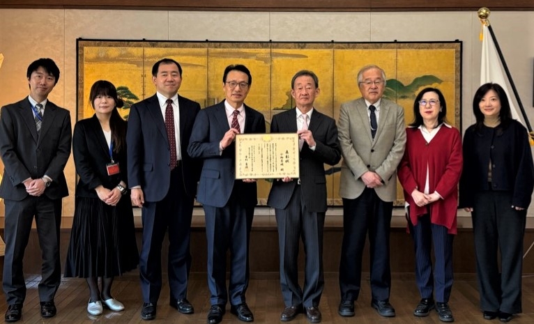 授予公益财团法人地球环境战略研究机构北京事务所所长小柳秀明先生在外公馆长表彰（2025年11月3日）