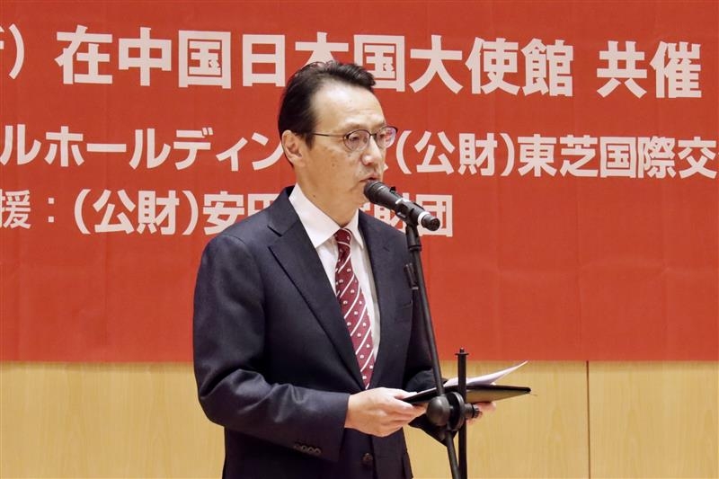 在第21届中国人日语作文大赛表彰仪式上颁发日本大使奖（2025年11月7日）