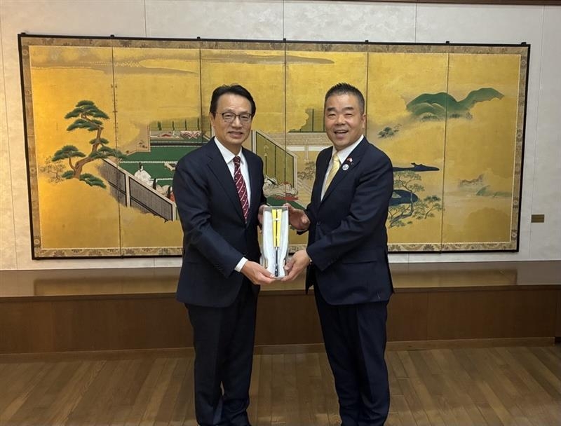 金杉大使会见与滋贺县三日月大造知事（2025年11月7日）